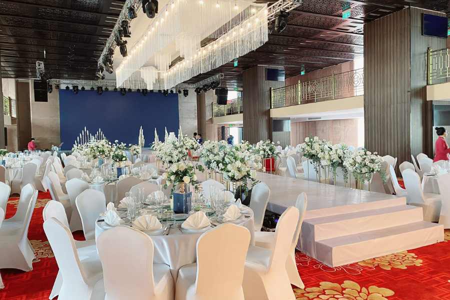 Cuộc họp đội ngũ sự kiện để rà soát kế hoạch tổ chức lễ khai trương trước ngày diễn ra