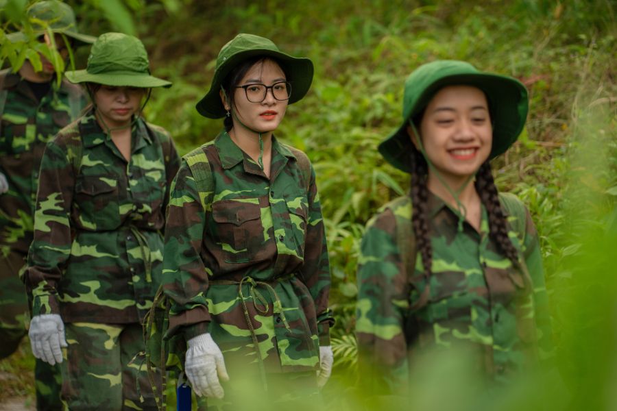 Hoạt động vượt chướng ngại vật tại địa điểm team building quân đội gần Hà Nội