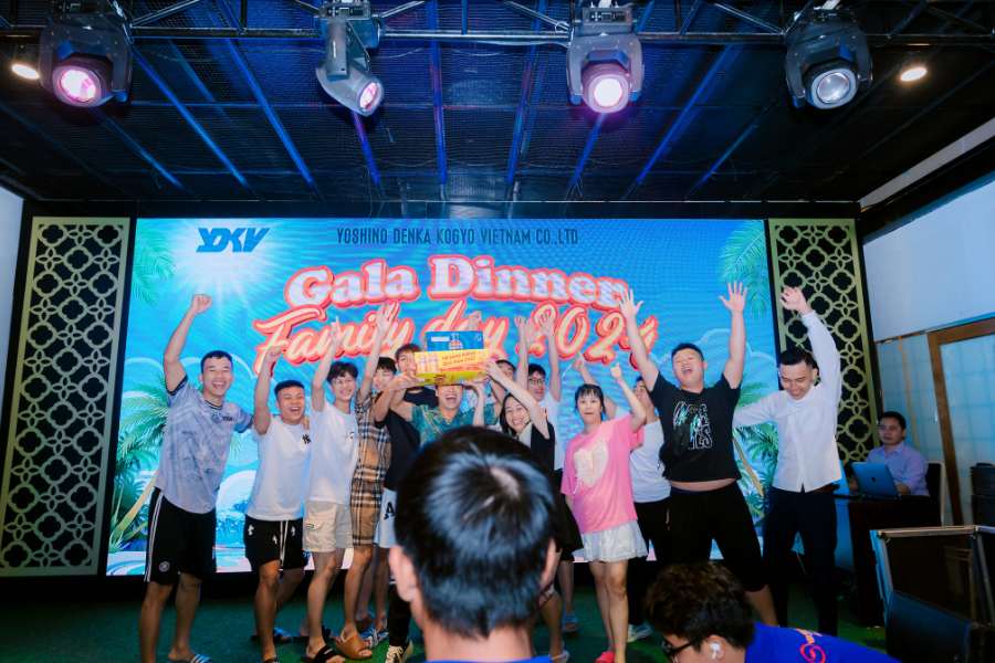 Khách mời hào hứng tham gia trò chơi trong sự kiện, tạo không khí bùng nổ đến phút cuối