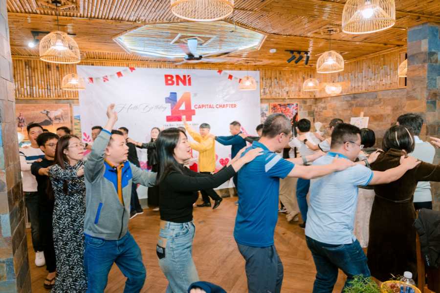 Khách mời tương tác sôi nổi tại buổi tổ chức sự kiện chuyên nghiệp