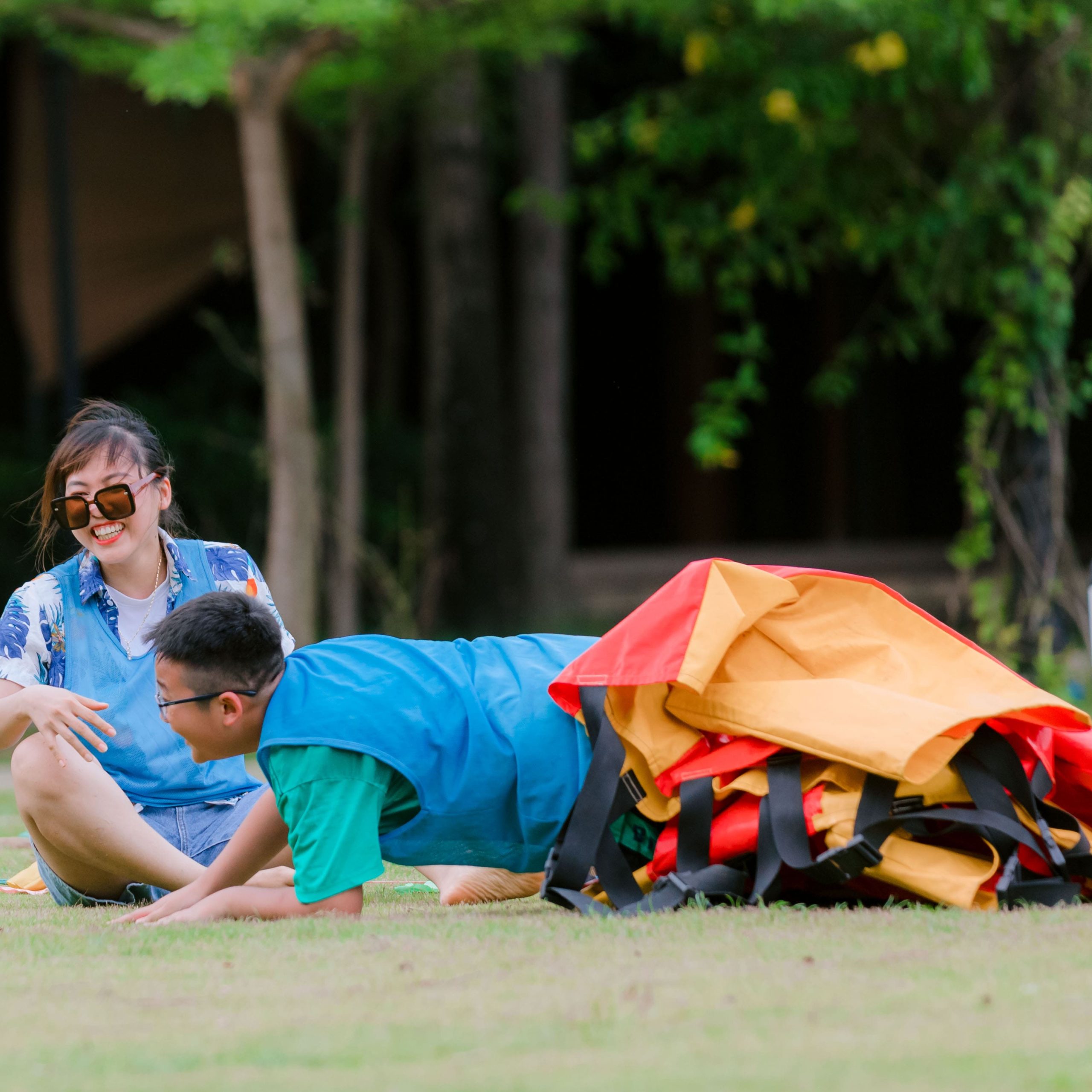 Không khí sôi động từ các trò chơi team building ngoài trời sáng tạo