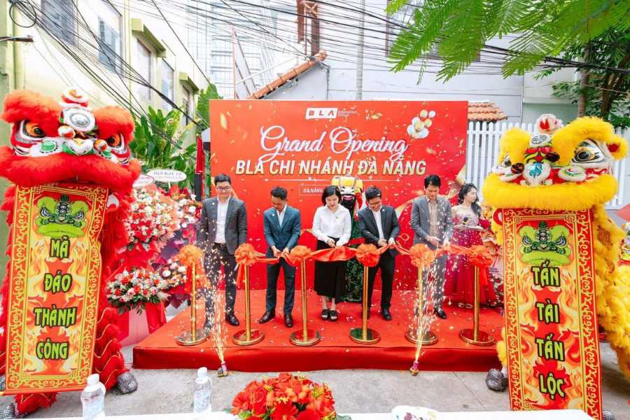 MC tự tin dẫn chương trình theo kịch bản khai trương công ty được chuẩn bị kỹ lưỡng