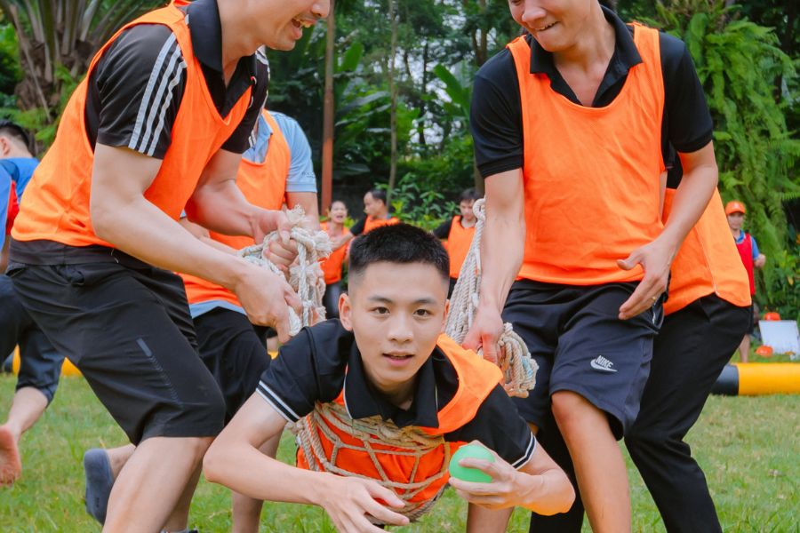 Nhóm nhân sự lên kế hoạch tổ chức team building cho công ty với ý tưởng sáng tạo