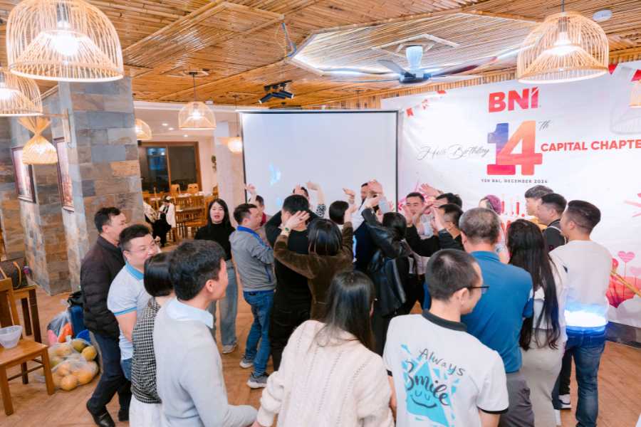 Team marketing họp đánh giá thước đo hiệu quả sau khi tổ chức sự kiện chuyên nghiệp