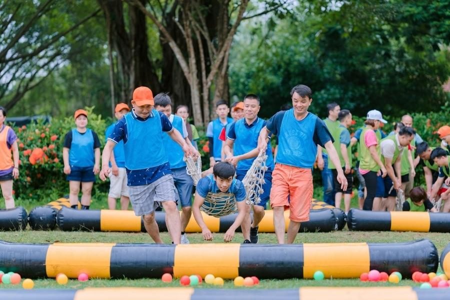 Tổ Chức Team Building Tại Bãi Đá Sông Hồng Tôn Vinh Giá Trị, Gắn Kết Gia Đình