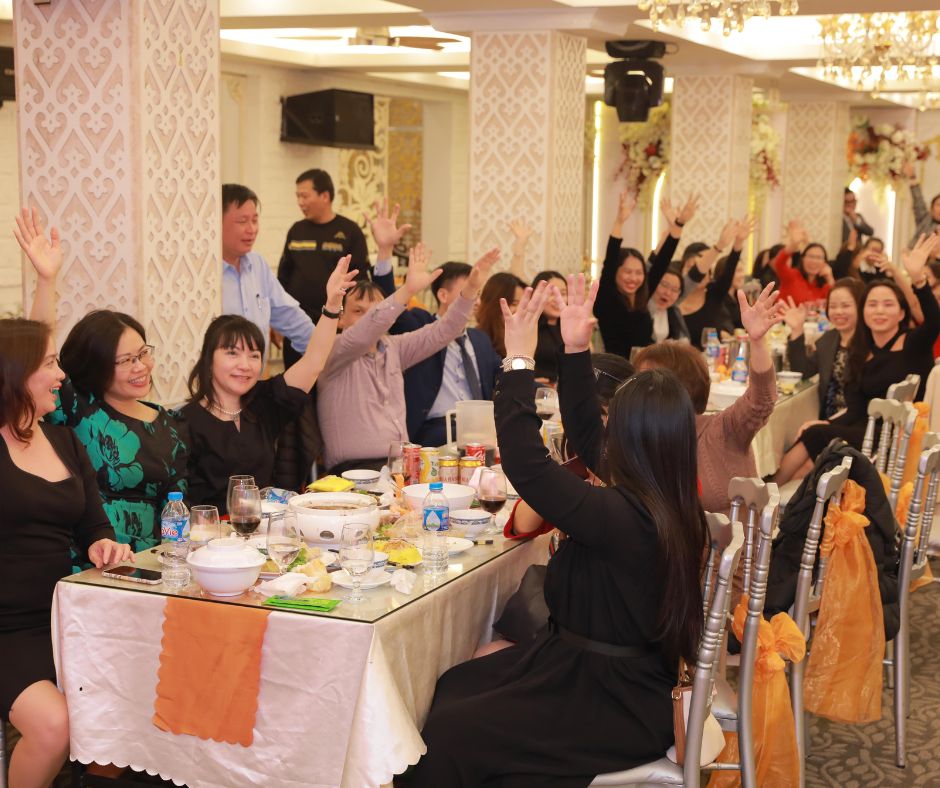 Doanh nghiệp tổ chức sự kiện ra mắt sản phẩm mới với không gian sang trọng và chuyên nghiệp