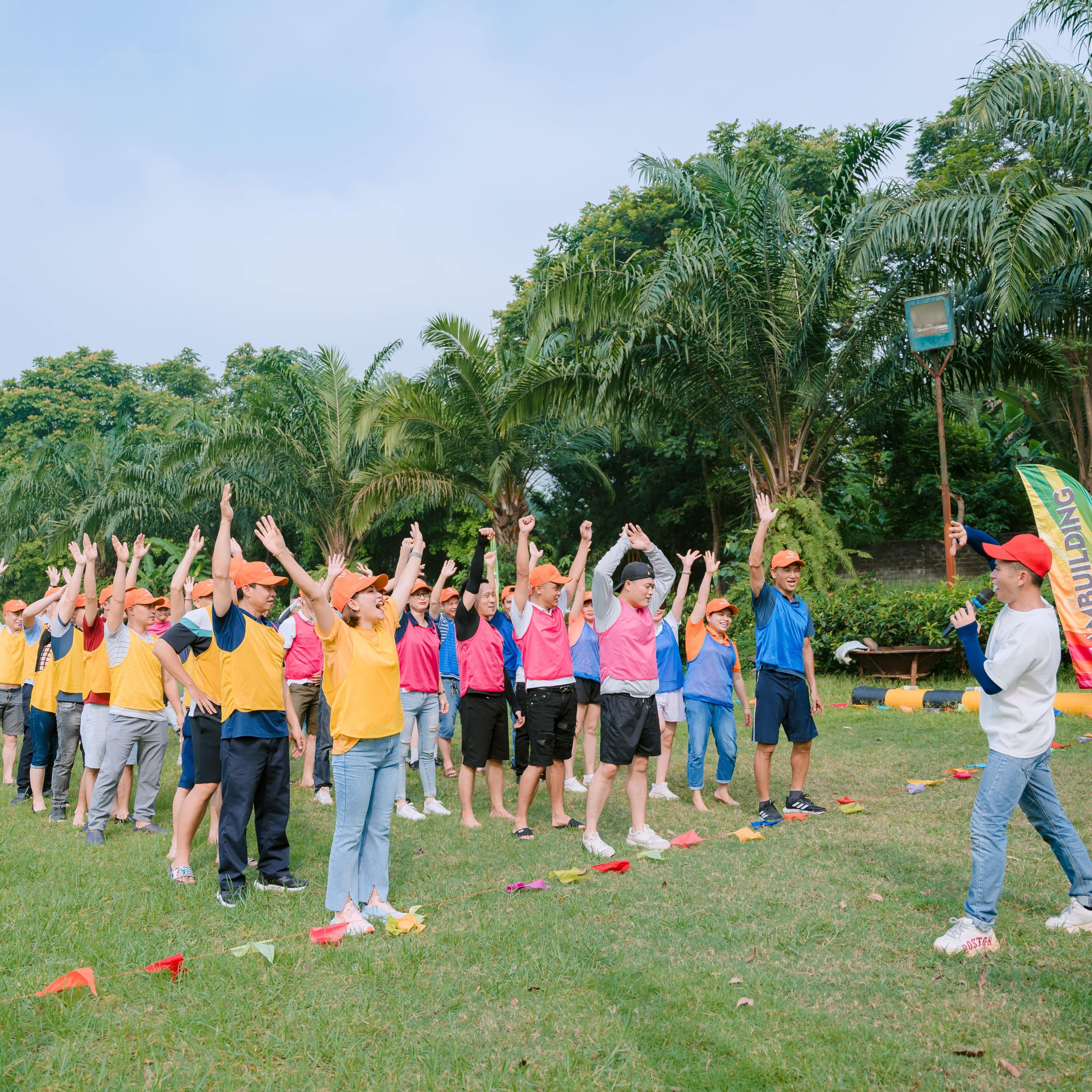 Tổ chức team building cho công ty giúp tăng sự gắn kết giữa các phòng ban