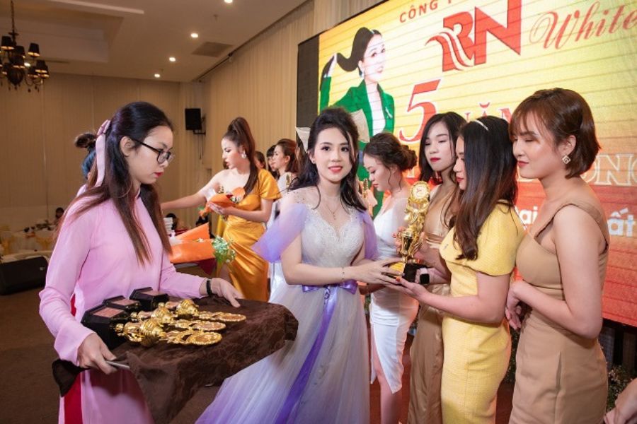 Tổng Hợp Các Món Quà Tặng Sự Kiện Được Ưa Chuộng Nhất Hiện Nay